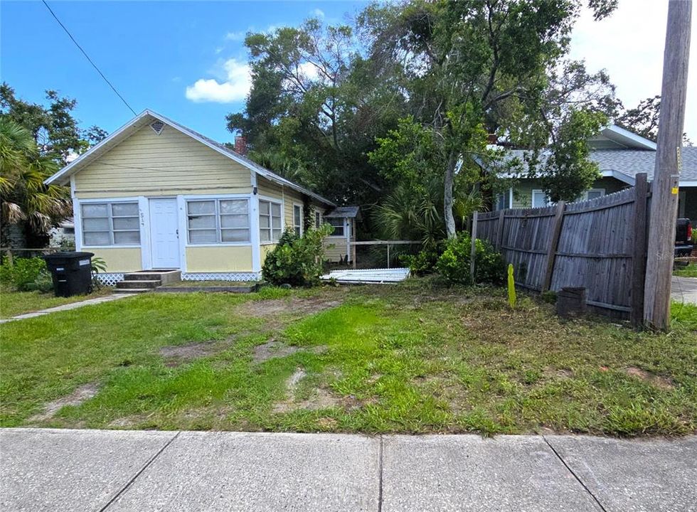 Active With Contract: $195,000 (1 beds, 1 baths, 752 Square Feet)