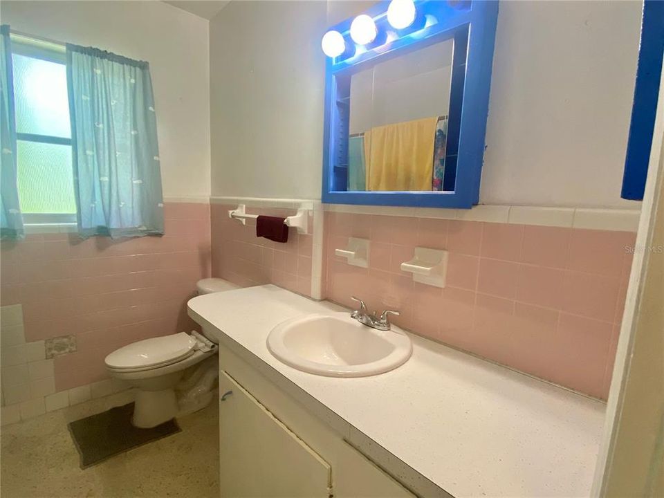 For Sale: $220,900 (2 beds, 1 baths, 1104 Square Feet)