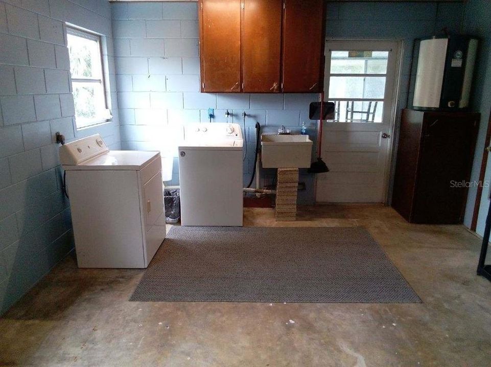 For Sale: $220,900 (2 beds, 1 baths, 1104 Square Feet)