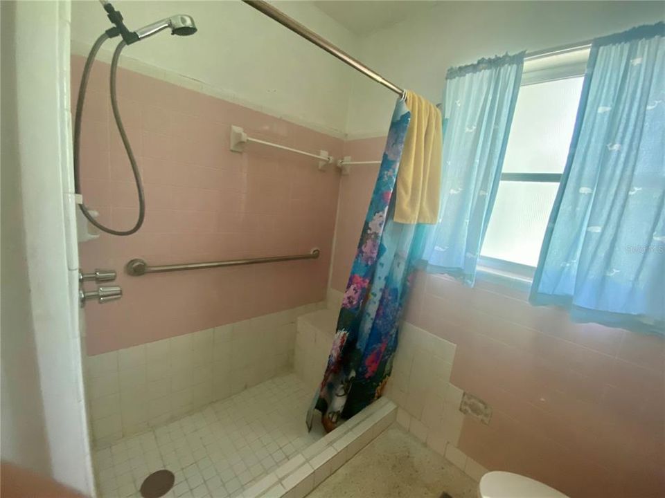 For Sale: $220,900 (2 beds, 1 baths, 1104 Square Feet)
