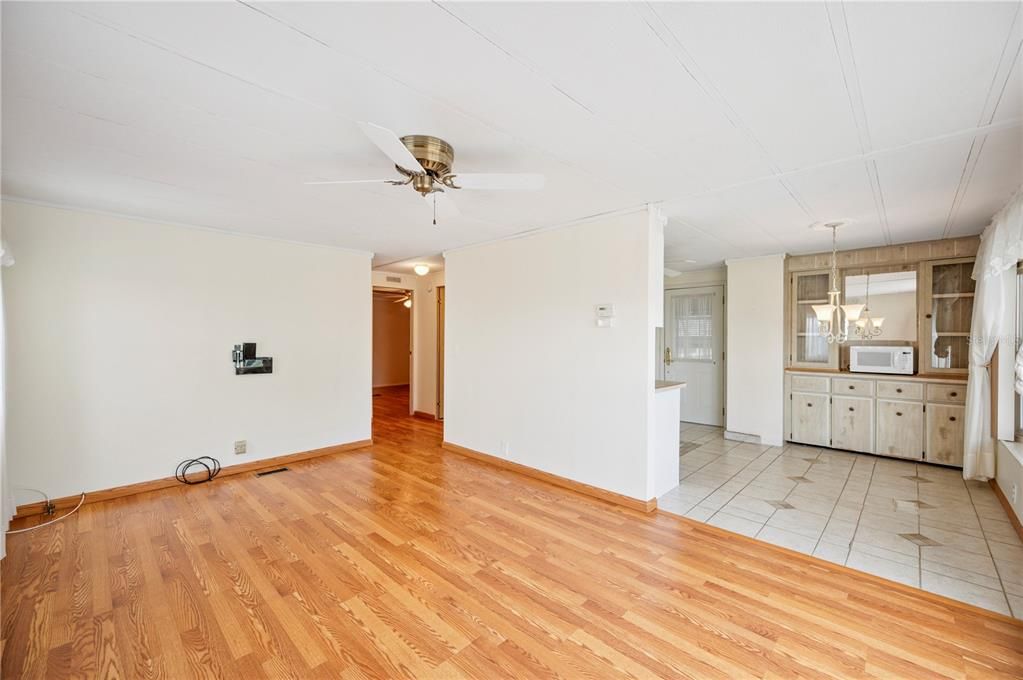 For Sale: $114,900 (2 beds, 2 baths, 816 Square Feet)