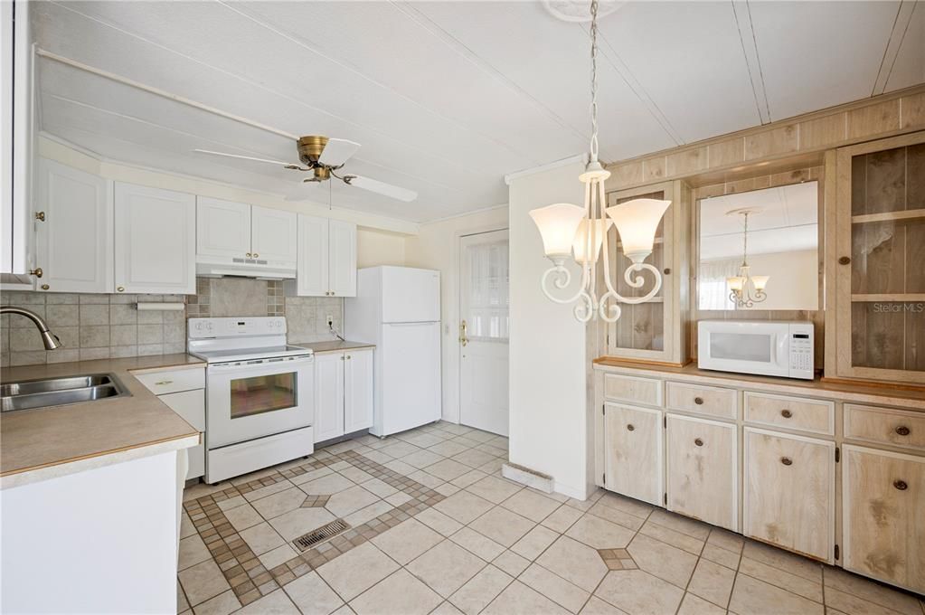 For Sale: $114,900 (2 beds, 2 baths, 816 Square Feet)