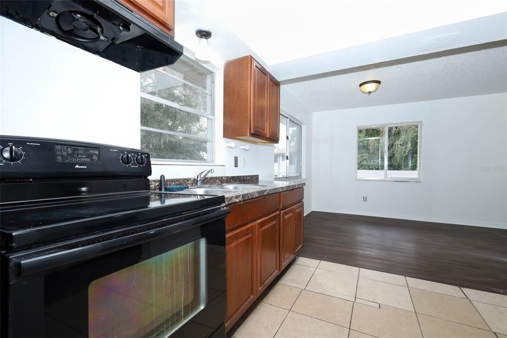 На продажу: $425,000 (4 спален, 0 ванн, 1824 Квадратных фут)