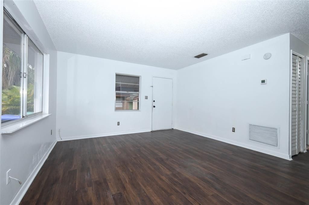 На продажу: $425,000 (4 спален, 0 ванн, 1824 Квадратных фут)