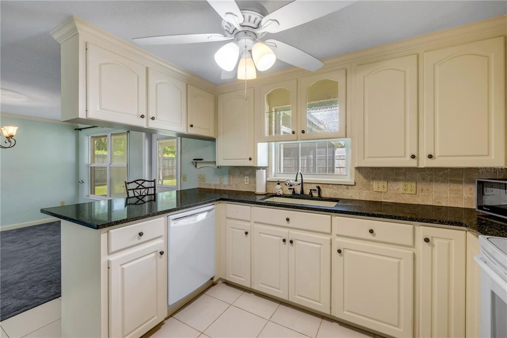 Activo con contrato: $289,000 (3 camas, 2 baños, 1379 Pies cuadrados)