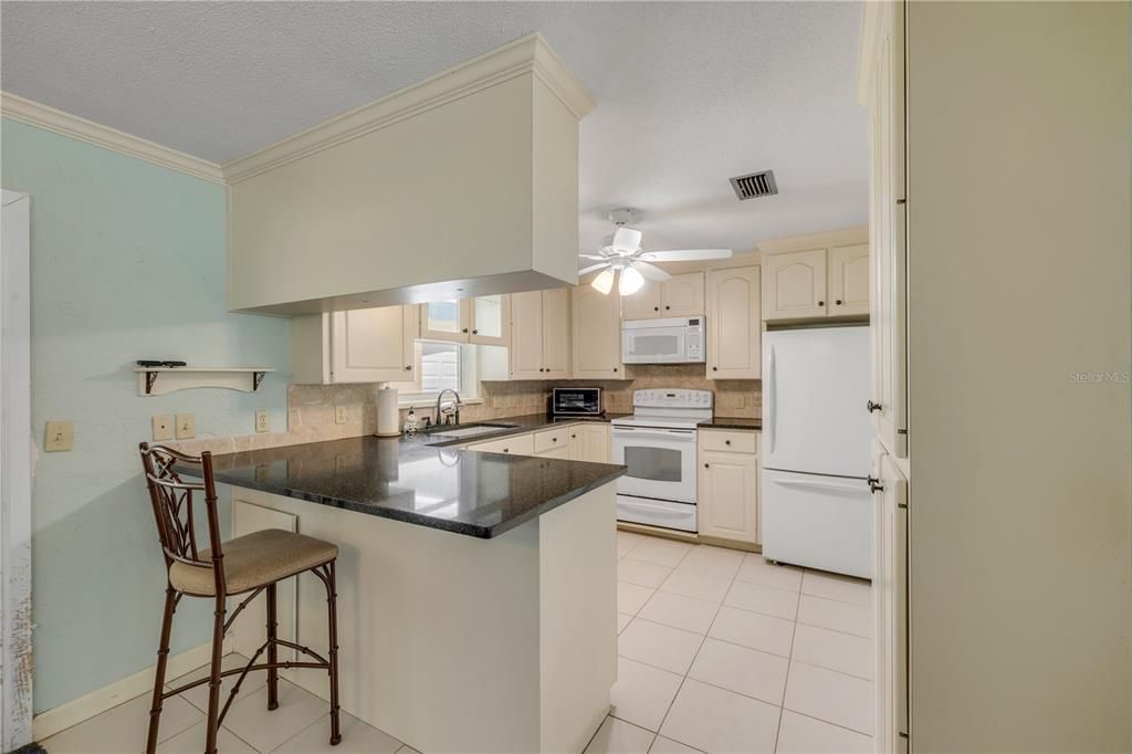 Activo con contrato: $289,000 (3 camas, 2 baños, 1379 Pies cuadrados)