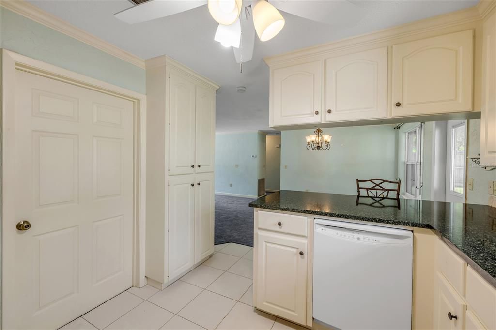 Activo con contrato: $289,000 (3 camas, 2 baños, 1379 Pies cuadrados)