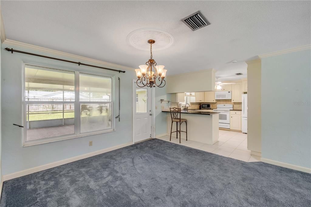 Activo con contrato: $289,000 (3 camas, 2 baños, 1379 Pies cuadrados)