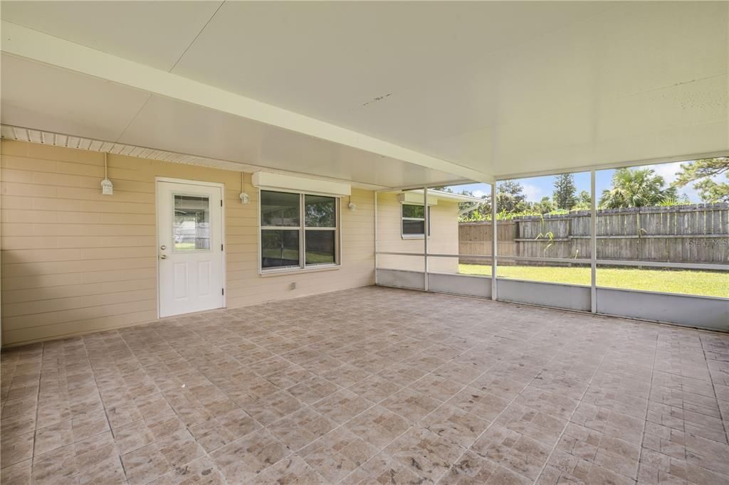 Activo con contrato: $289,000 (3 camas, 2 baños, 1379 Pies cuadrados)