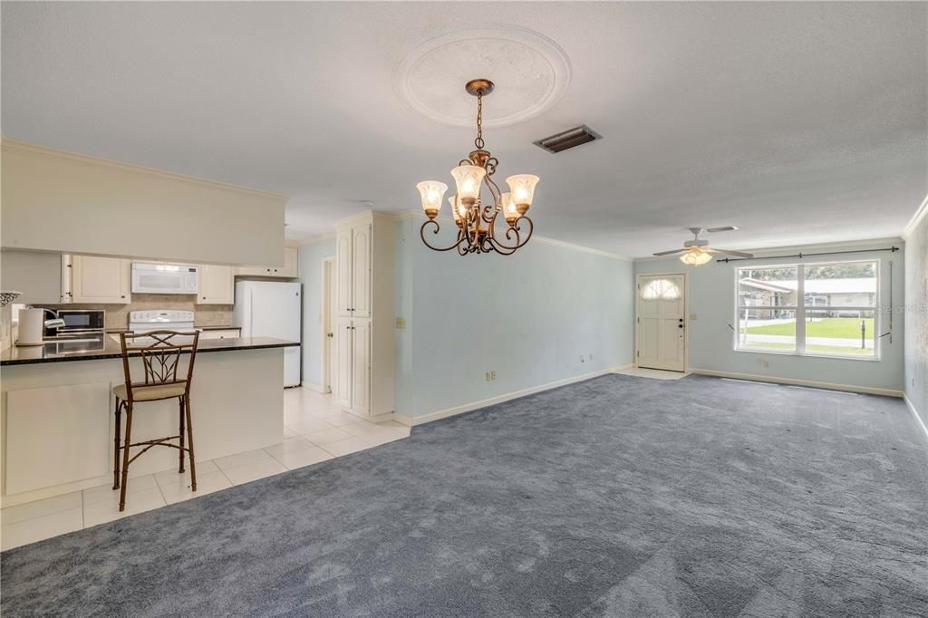 Activo con contrato: $289,000 (3 camas, 2 baños, 1379 Pies cuadrados)