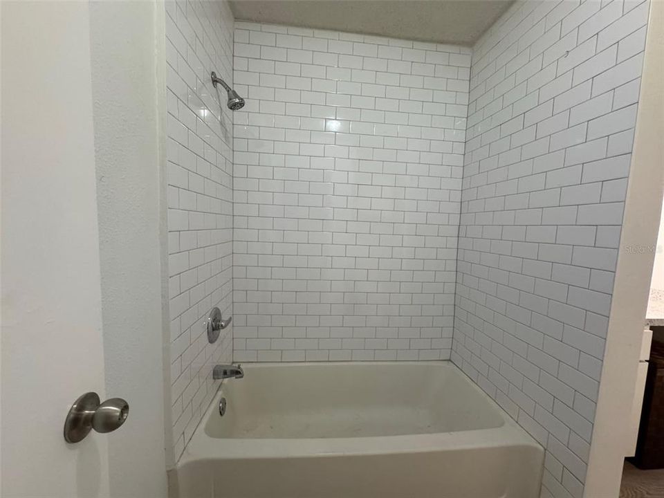 For Sale: $139,900 (1 beds, 1 baths, 809 Square Feet)