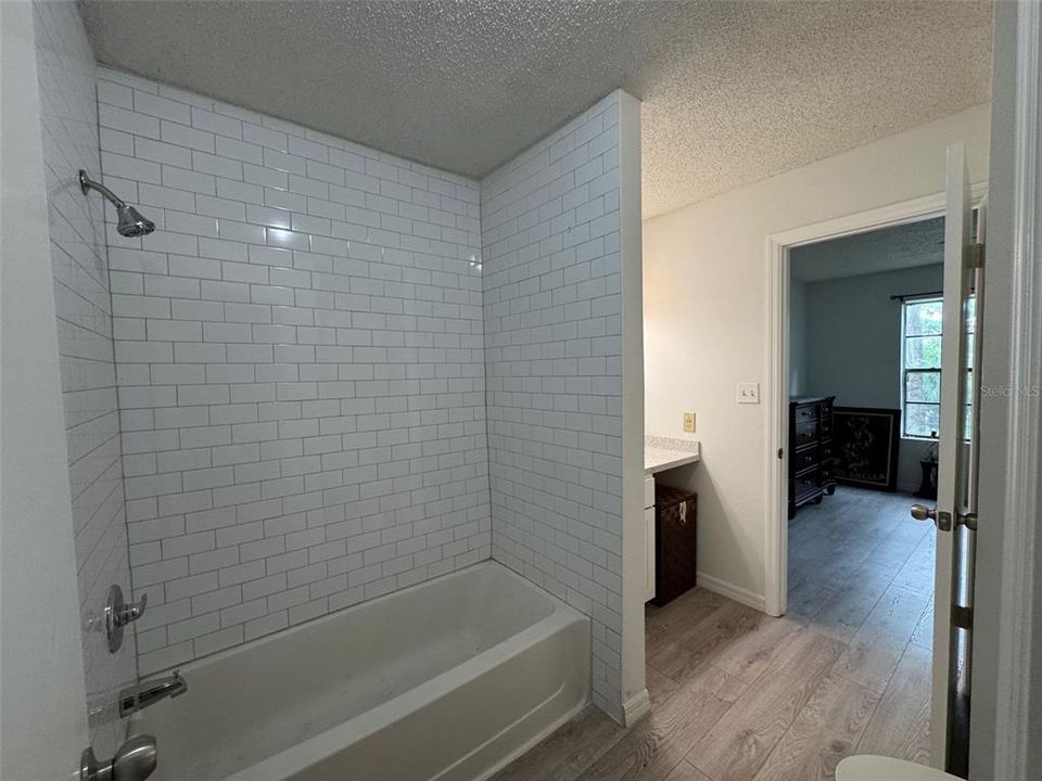For Sale: $139,900 (1 beds, 1 baths, 809 Square Feet)
