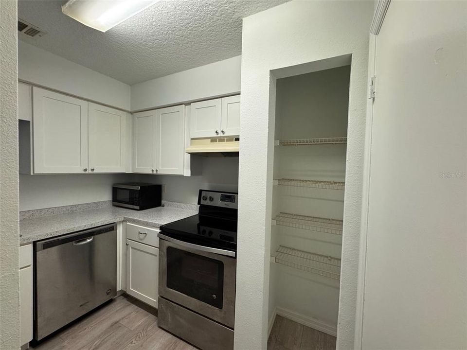 For Sale: $139,900 (1 beds, 1 baths, 809 Square Feet)