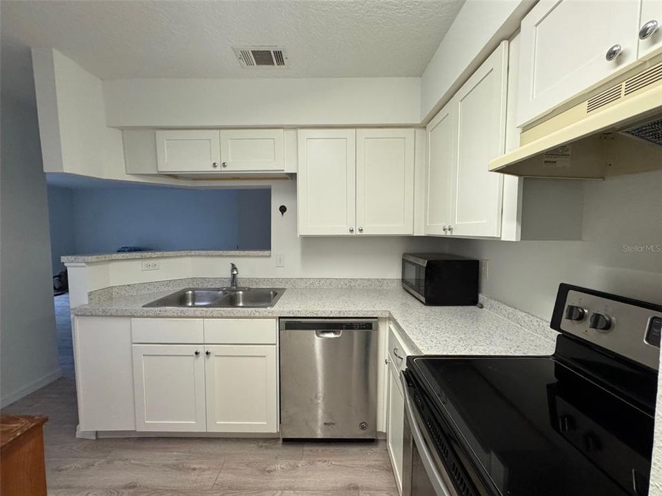For Sale: $139,900 (1 beds, 1 baths, 809 Square Feet)