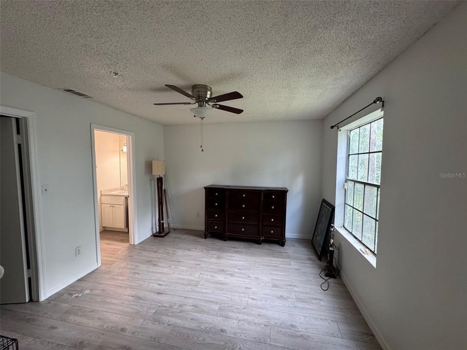 For Sale: $139,900 (1 beds, 1 baths, 809 Square Feet)
