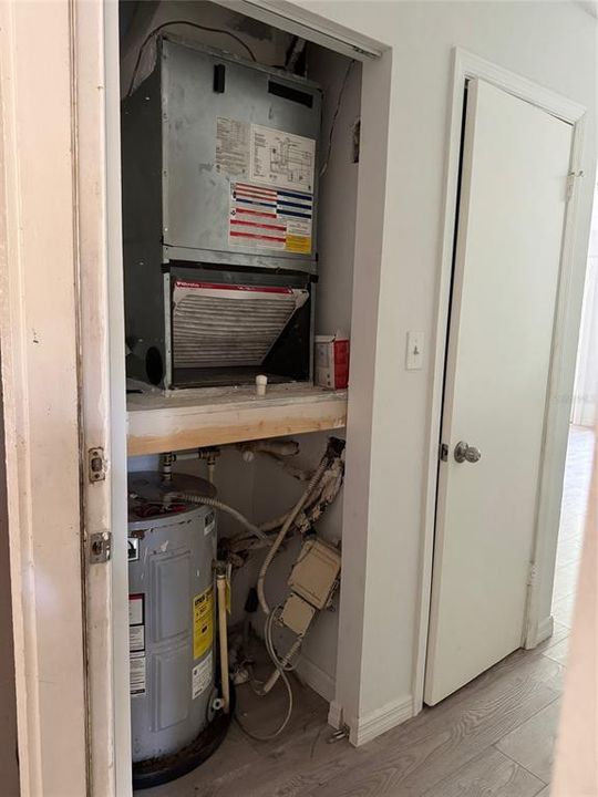 For Sale: $139,900 (1 beds, 1 baths, 809 Square Feet)