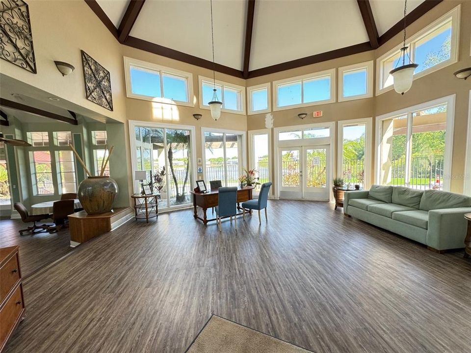 For Sale: $139,900 (1 beds, 1 baths, 809 Square Feet)