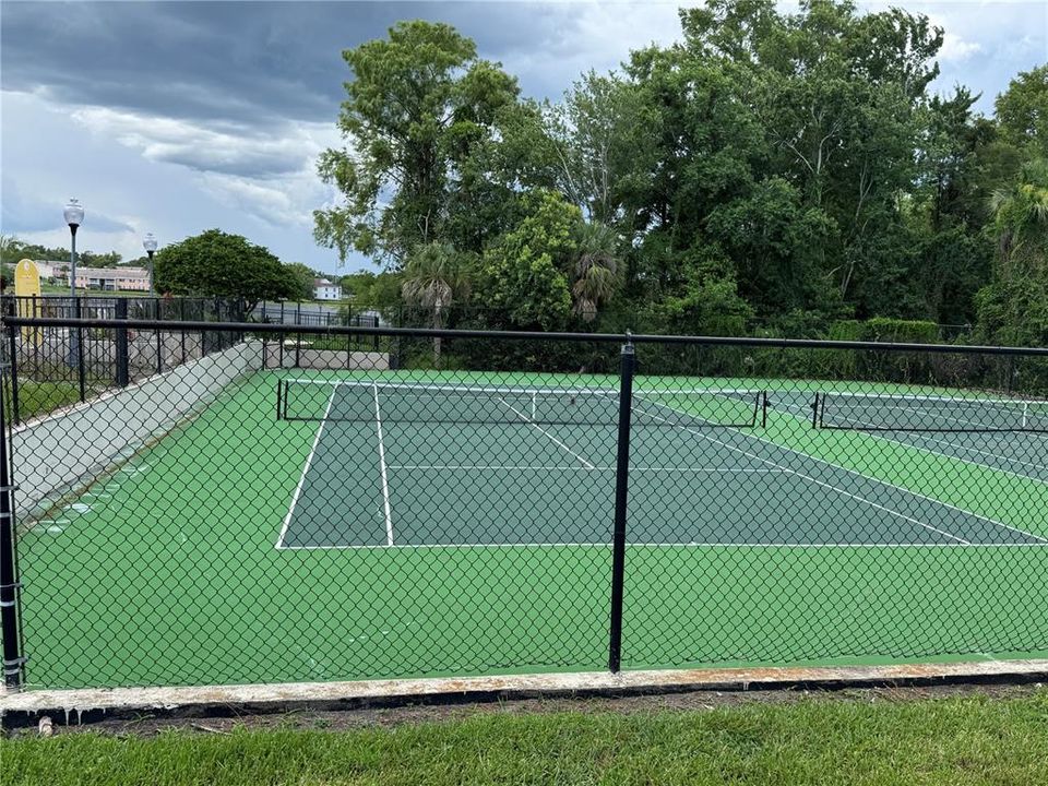 For Sale: $139,900 (1 beds, 1 baths, 809 Square Feet)