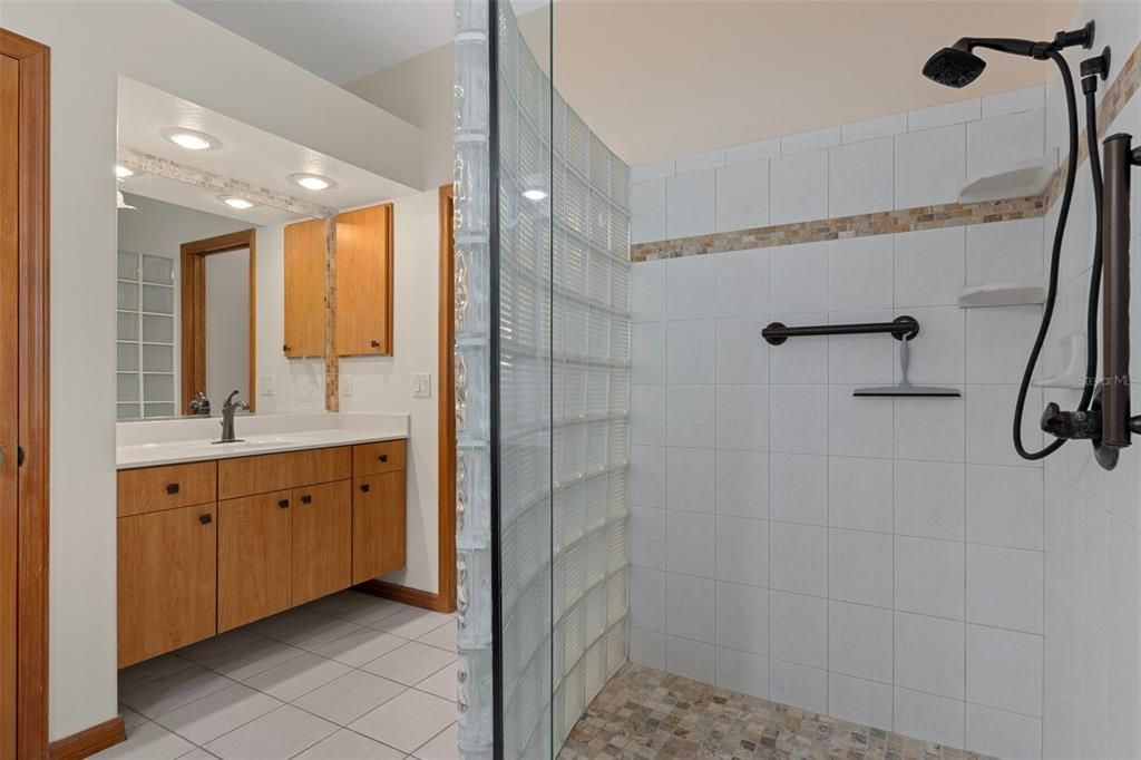 合同活跃: $349,500 (3 贝兹, 2 浴室, 1871 平方英尺)