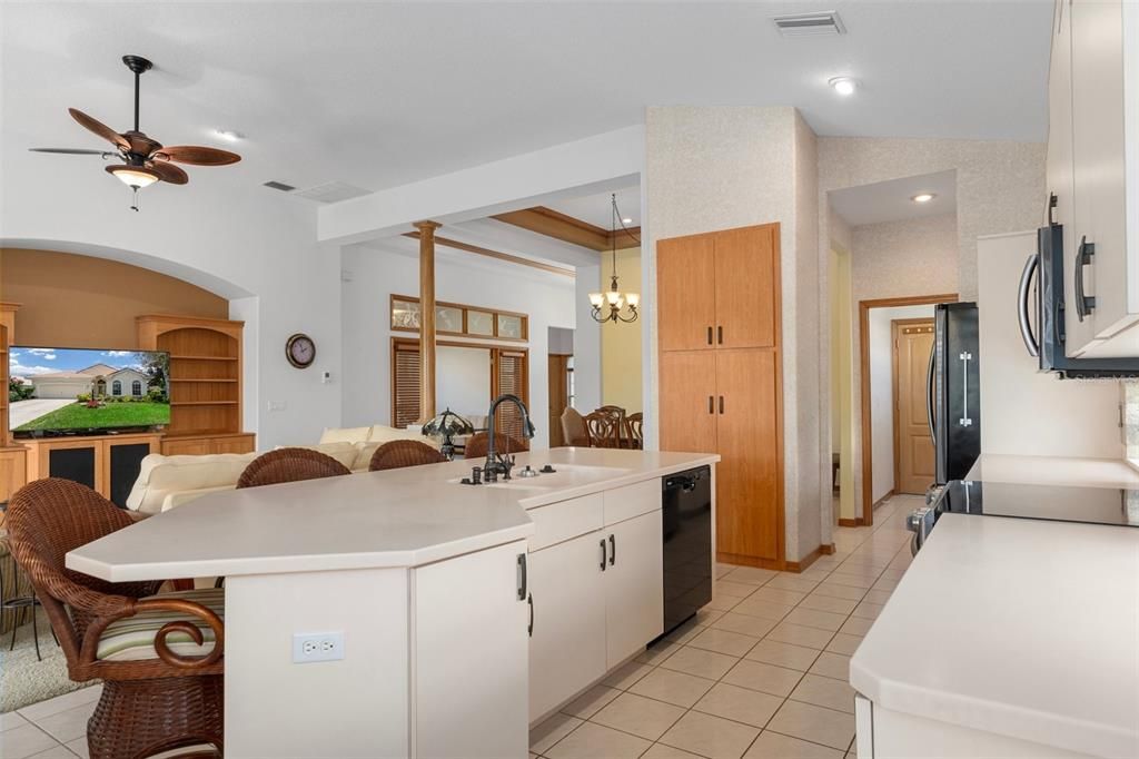 合同活跃: $349,500 (3 贝兹, 2 浴室, 1871 平方英尺)