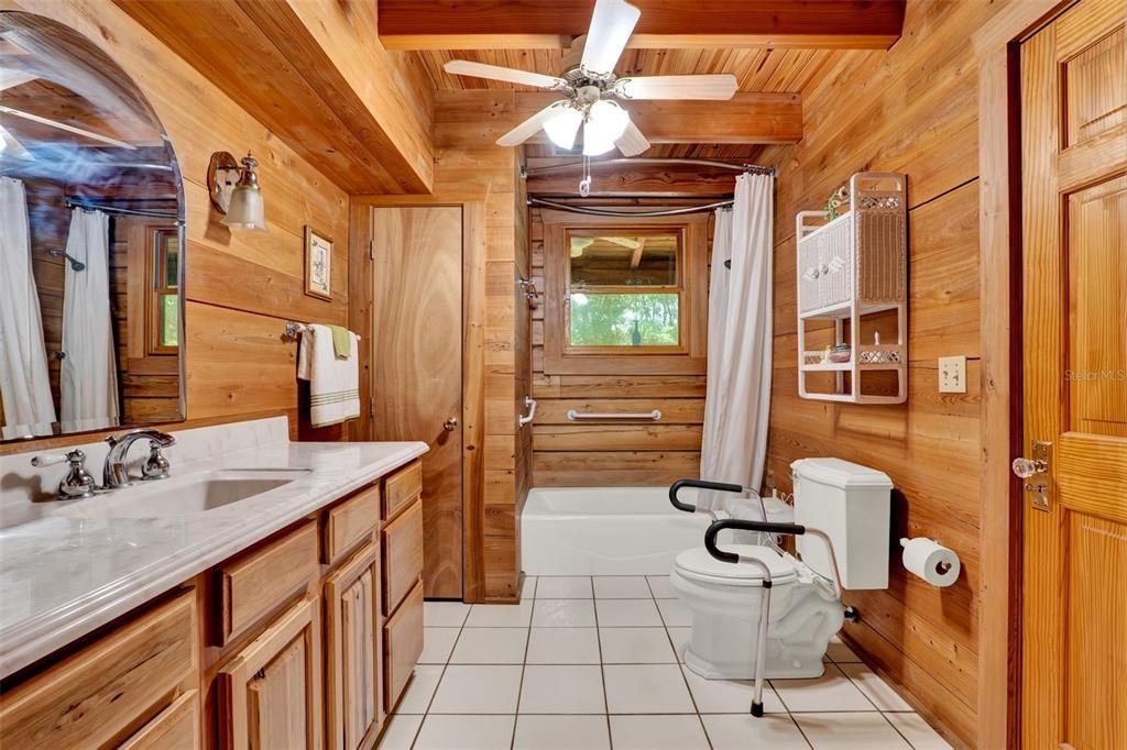 На продажу: $950,000 (2 спален, 1 ванн, 1226 Квадратных фут)