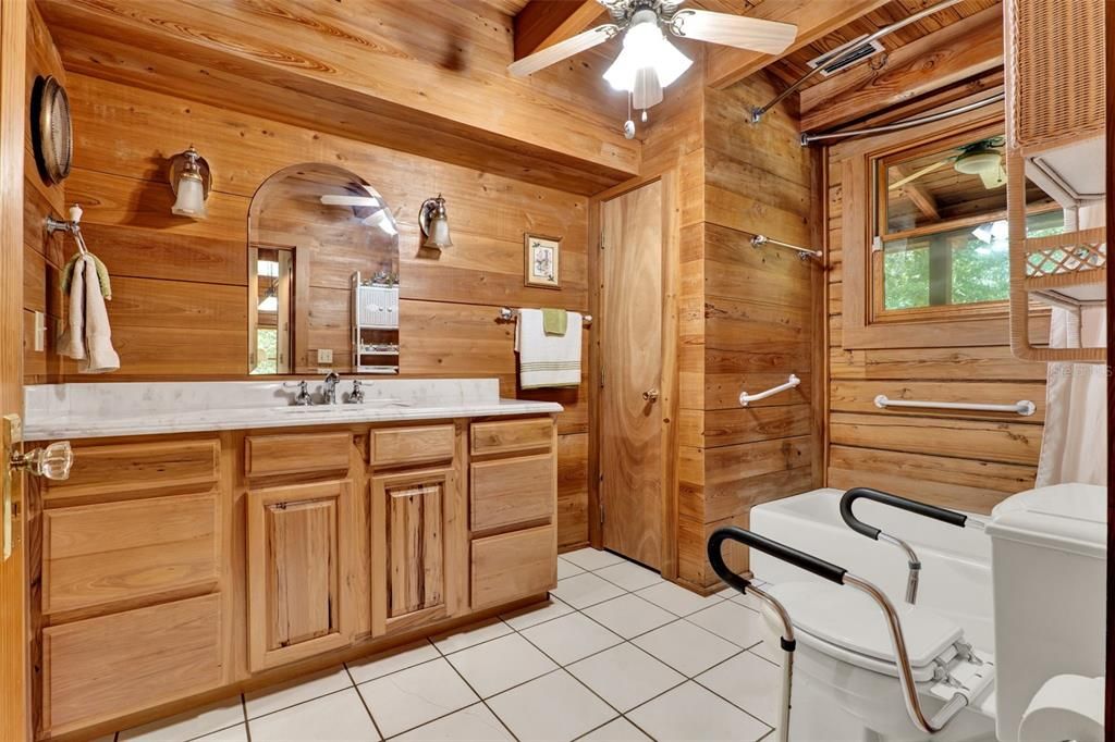 На продажу: $950,000 (2 спален, 1 ванн, 1226 Квадратных фут)