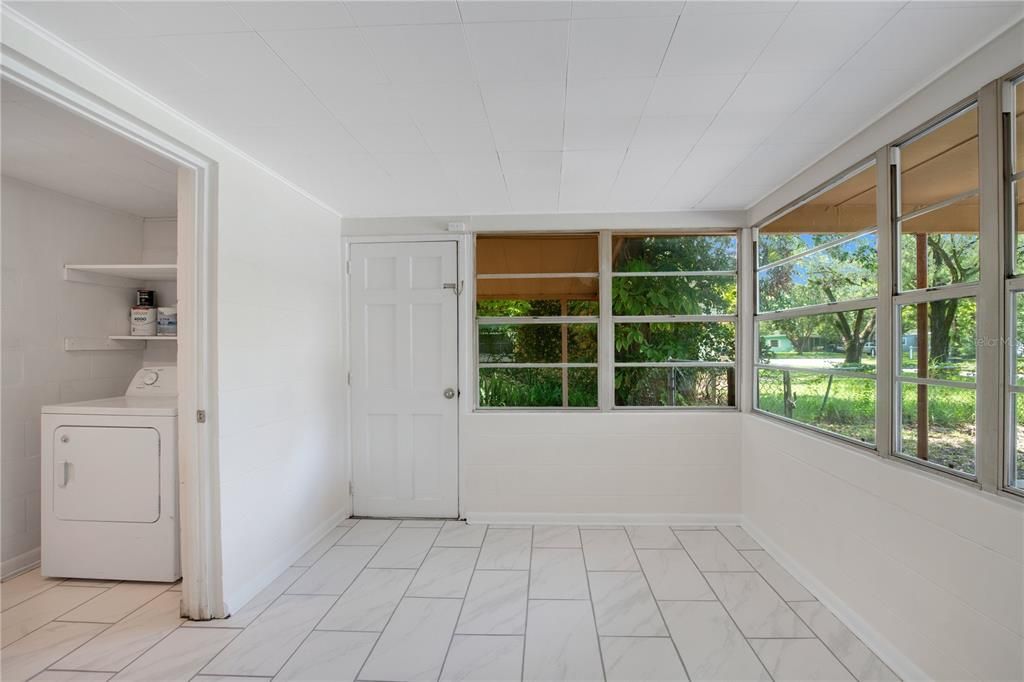 合同活跃: $226,500 (2 贝兹, 1 浴室, 830 平方英尺)