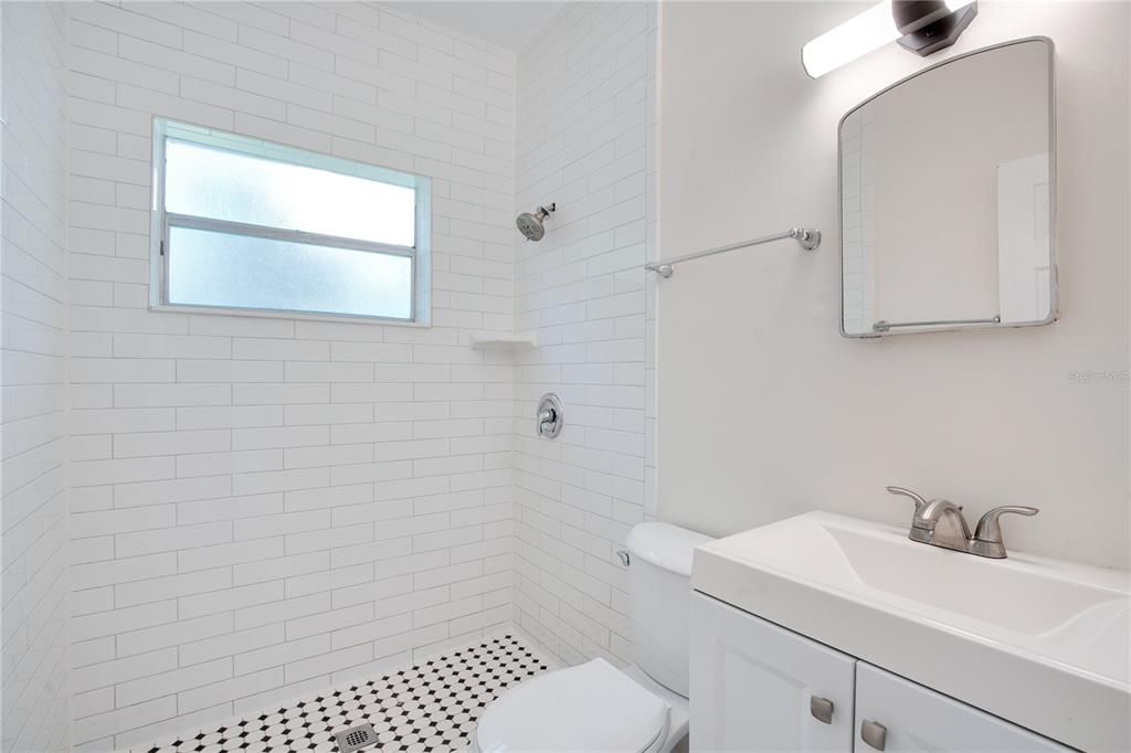 合同活跃: $226,500 (2 贝兹, 1 浴室, 830 平方英尺)