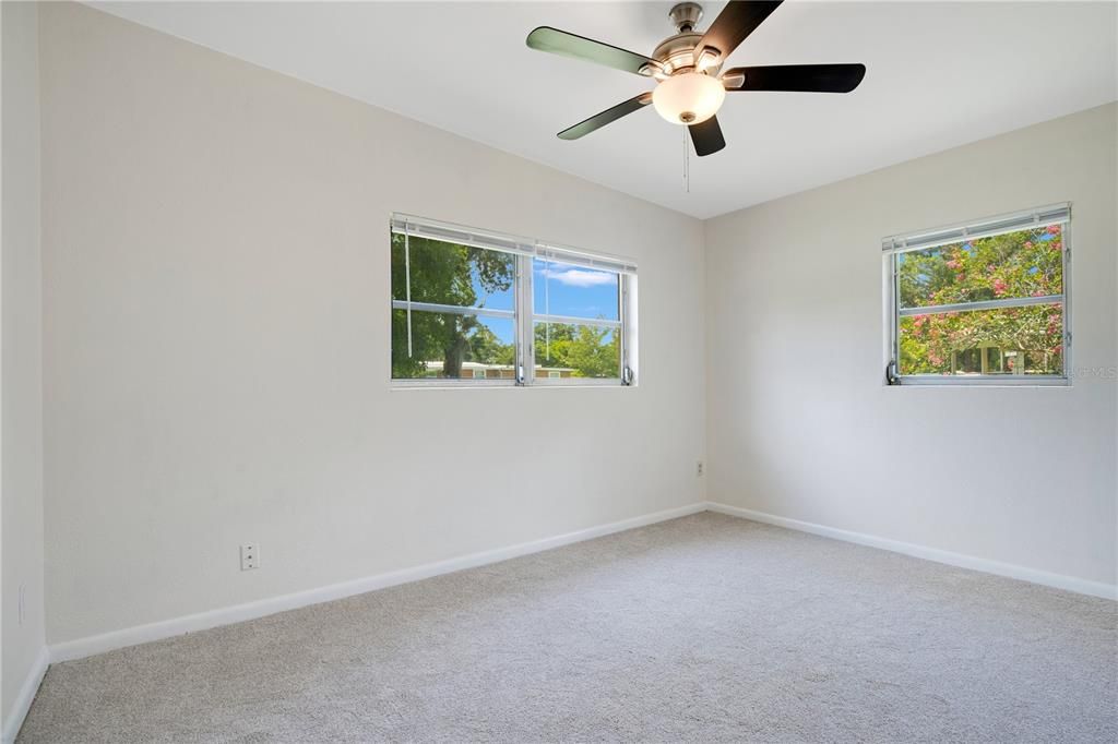 合同活跃: $226,500 (2 贝兹, 1 浴室, 830 平方英尺)