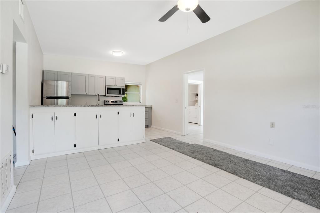 合同活跃: $226,500 (2 贝兹, 1 浴室, 830 平方英尺)