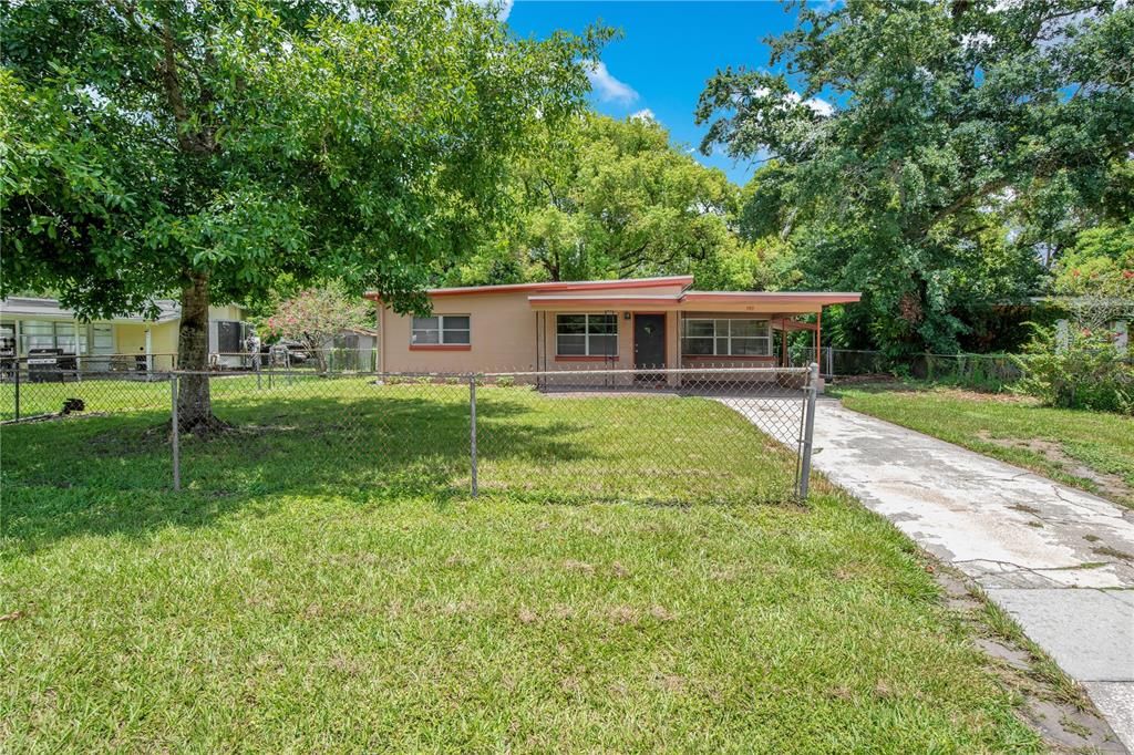 合同活跃: $226,500 (2 贝兹, 1 浴室, 830 平方英尺)