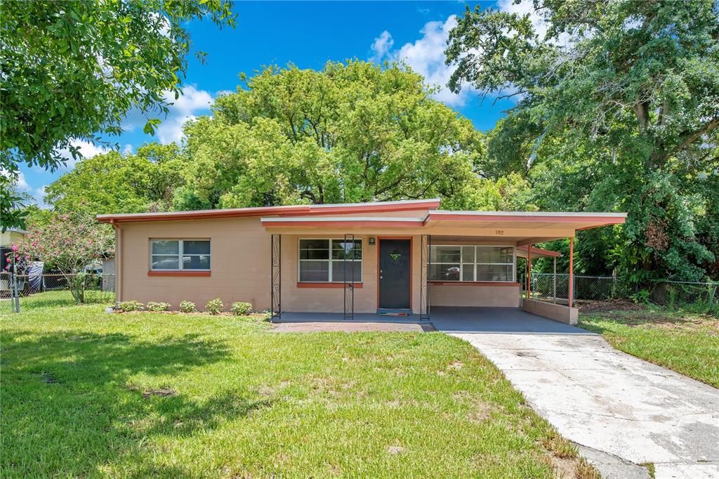 合同活跃: $226,500 (2 贝兹, 1 浴室, 830 平方英尺)