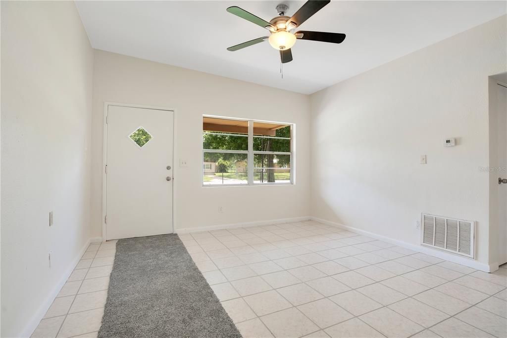 合同活跃: $226,500 (2 贝兹, 1 浴室, 830 平方英尺)