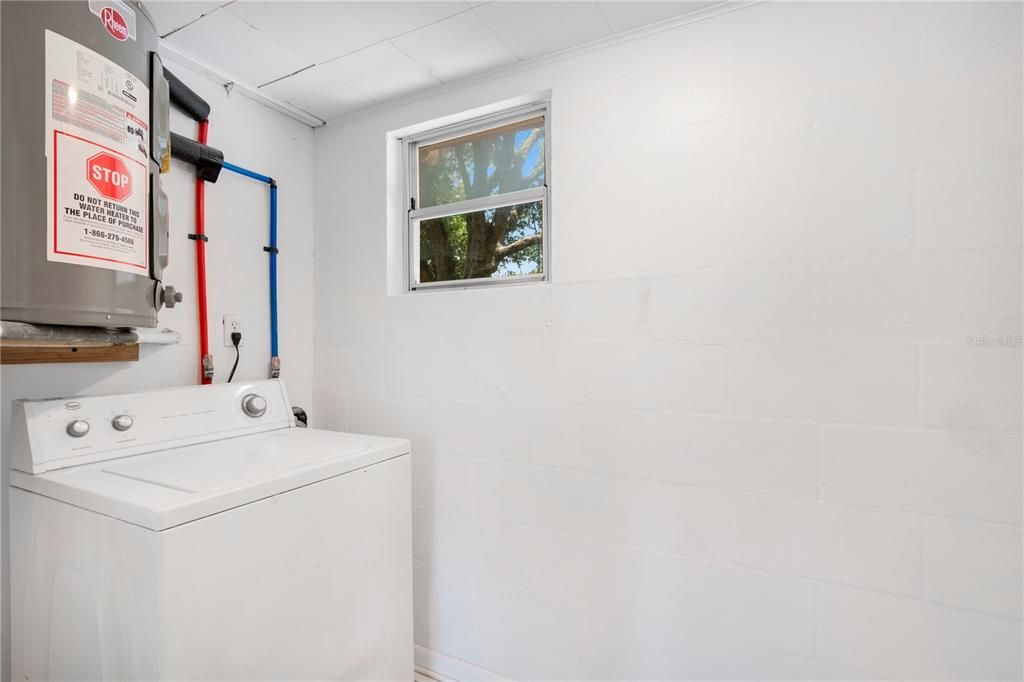 合同活跃: $226,500 (2 贝兹, 1 浴室, 830 平方英尺)