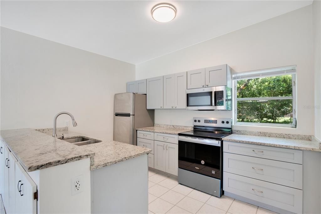 合同活跃: $226,500 (2 贝兹, 1 浴室, 830 平方英尺)