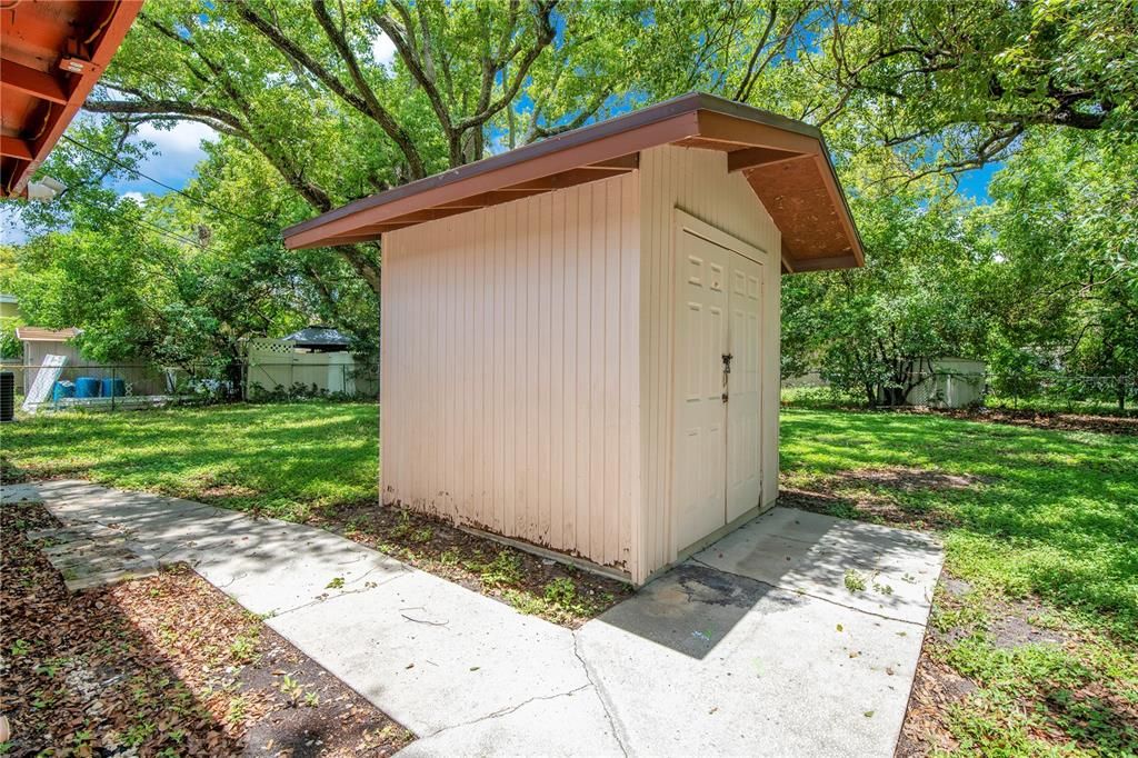 合同活跃: $226,500 (2 贝兹, 1 浴室, 830 平方英尺)