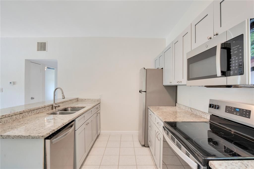 合同活跃: $226,500 (2 贝兹, 1 浴室, 830 平方英尺)