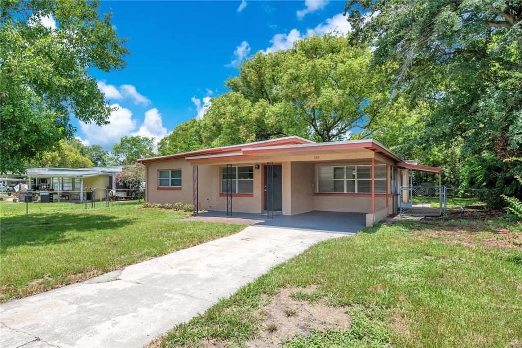 合同活跃: $226,500 (2 贝兹, 1 浴室, 830 平方英尺)