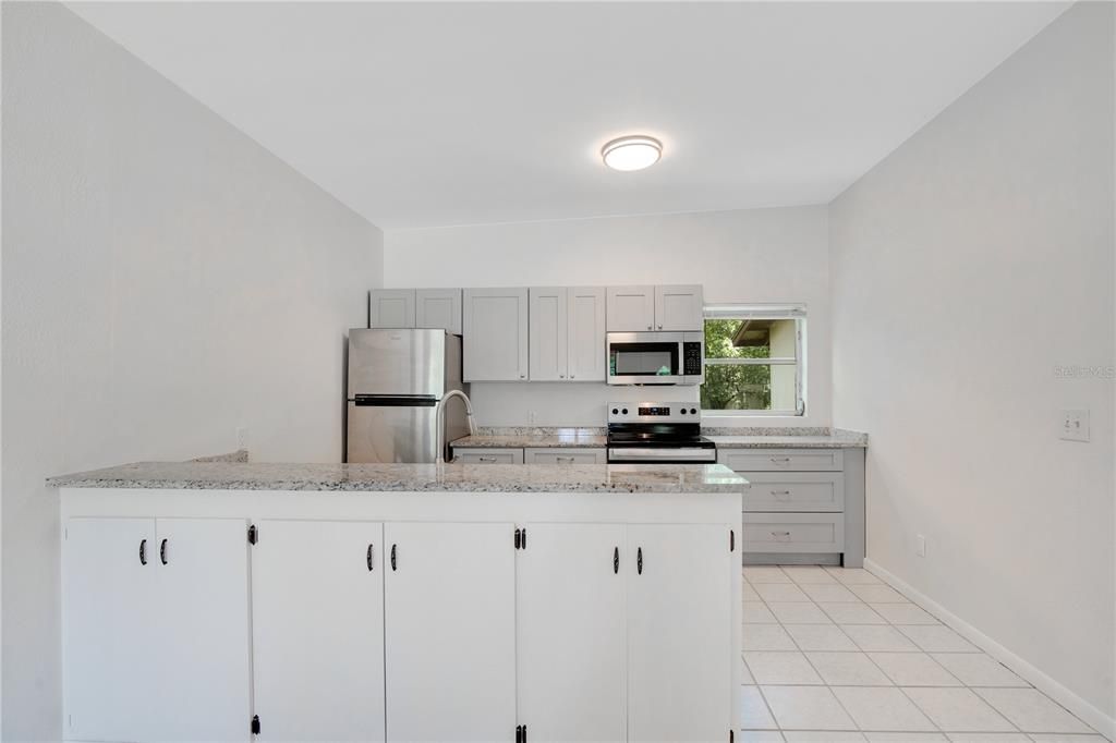 合同活跃: $226,500 (2 贝兹, 1 浴室, 830 平方英尺)