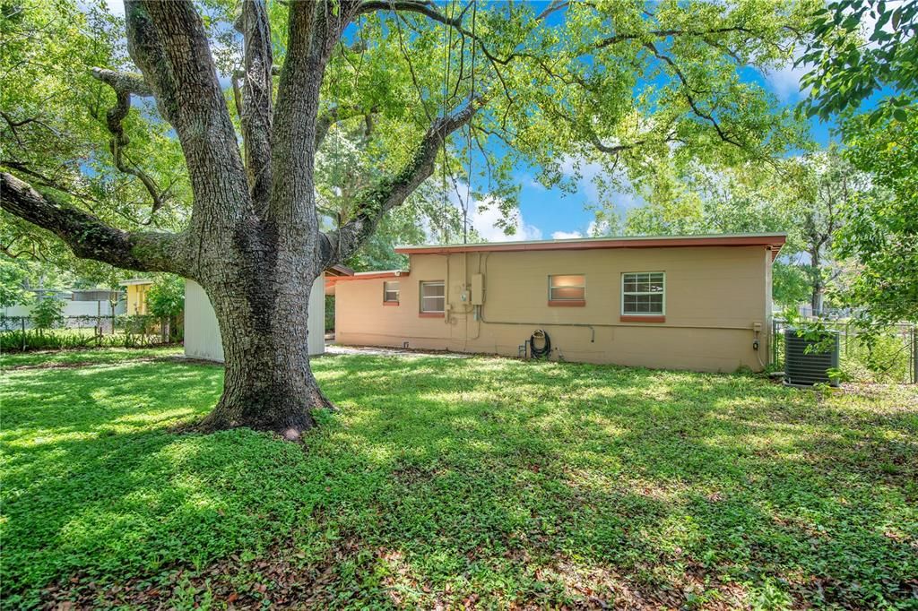 合同活跃: $226,500 (2 贝兹, 1 浴室, 830 平方英尺)