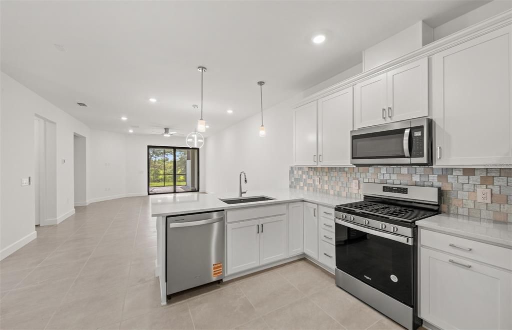 Под контрактом: $389,990 (2 спален, 2 ванн, 1448 Квадратных фут)