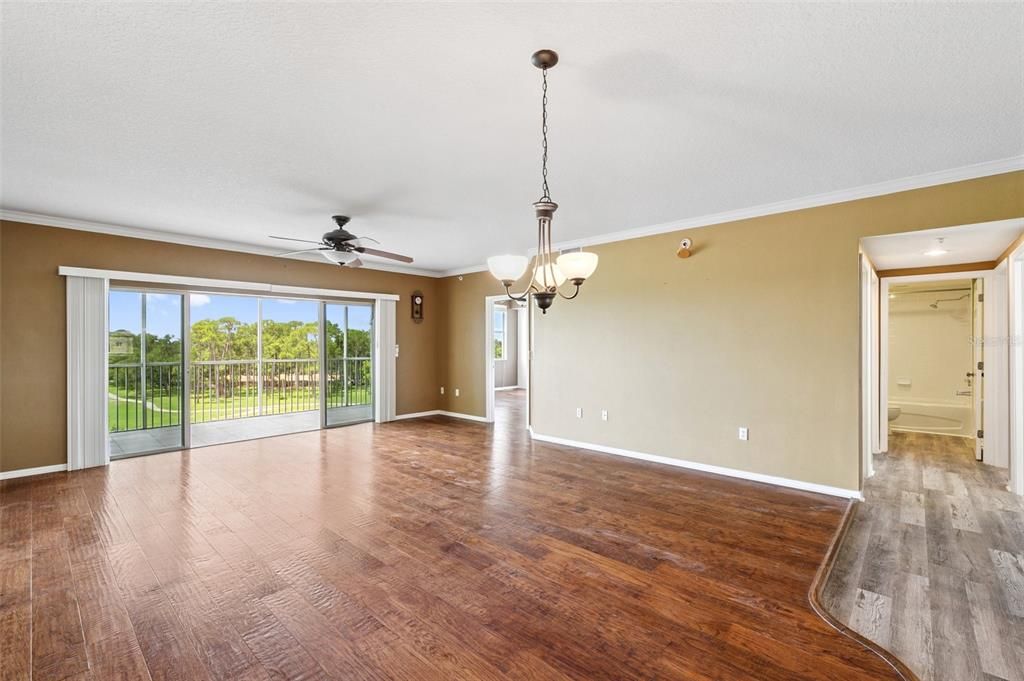 合同活跃: $382,500 (3 贝兹, 2 浴室, 1575 平方英尺)