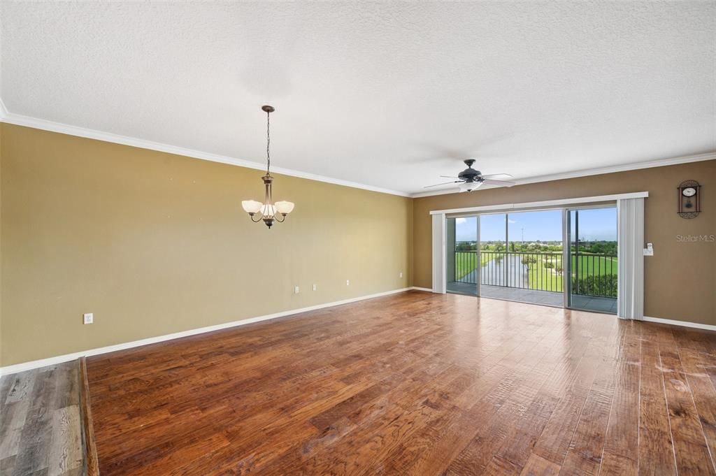 合同活跃: $382,500 (3 贝兹, 2 浴室, 1575 平方英尺)