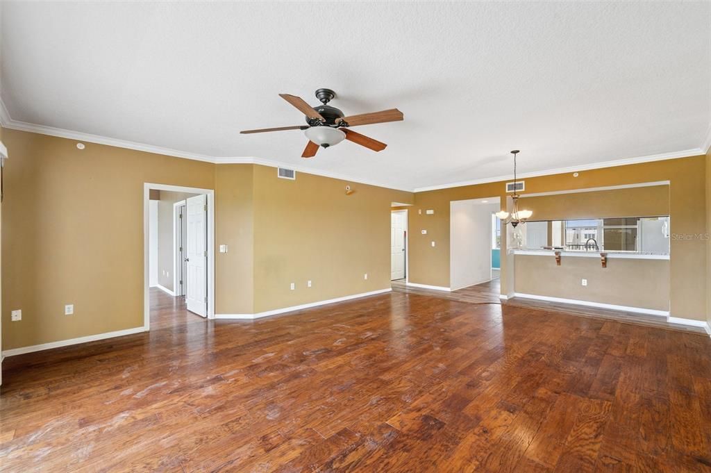 合同活跃: $382,500 (3 贝兹, 2 浴室, 1575 平方英尺)