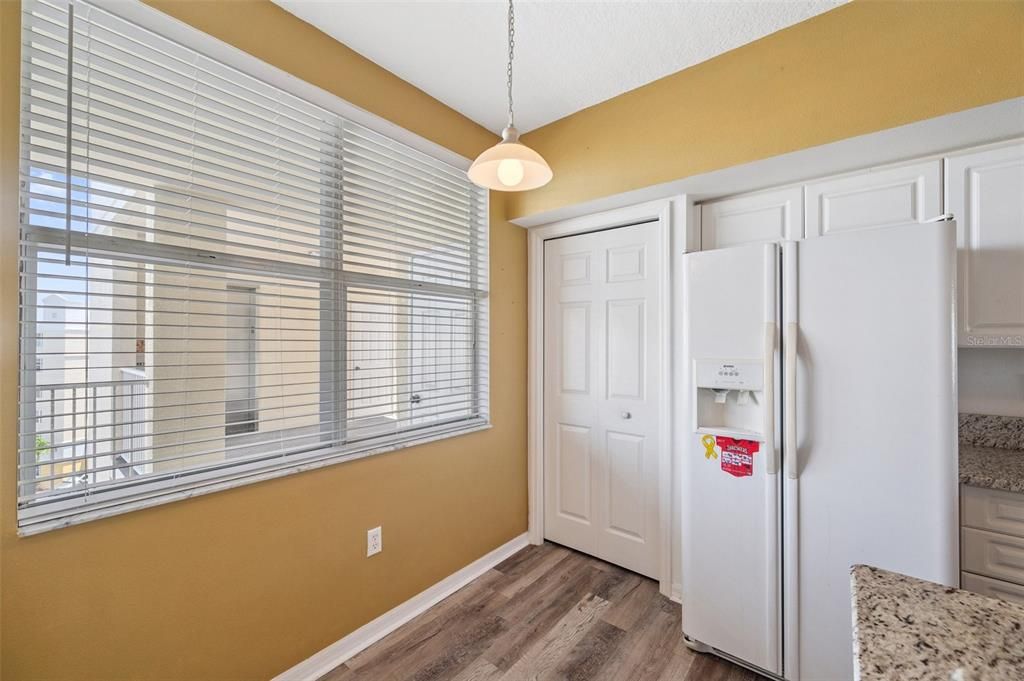 合同活跃: $382,500 (3 贝兹, 2 浴室, 1575 平方英尺)