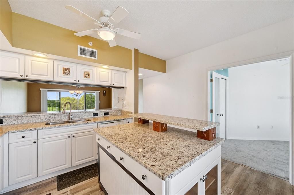 合同活跃: $382,500 (3 贝兹, 2 浴室, 1575 平方英尺)