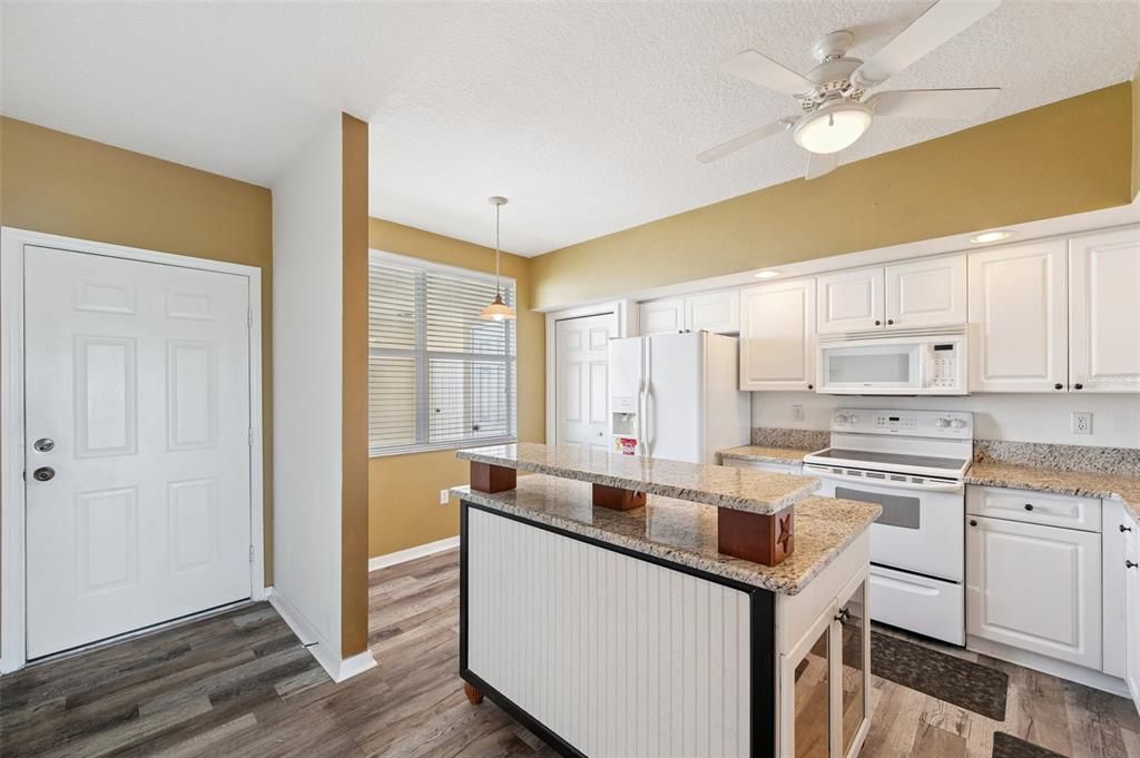 合同活跃: $382,500 (3 贝兹, 2 浴室, 1575 平方英尺)