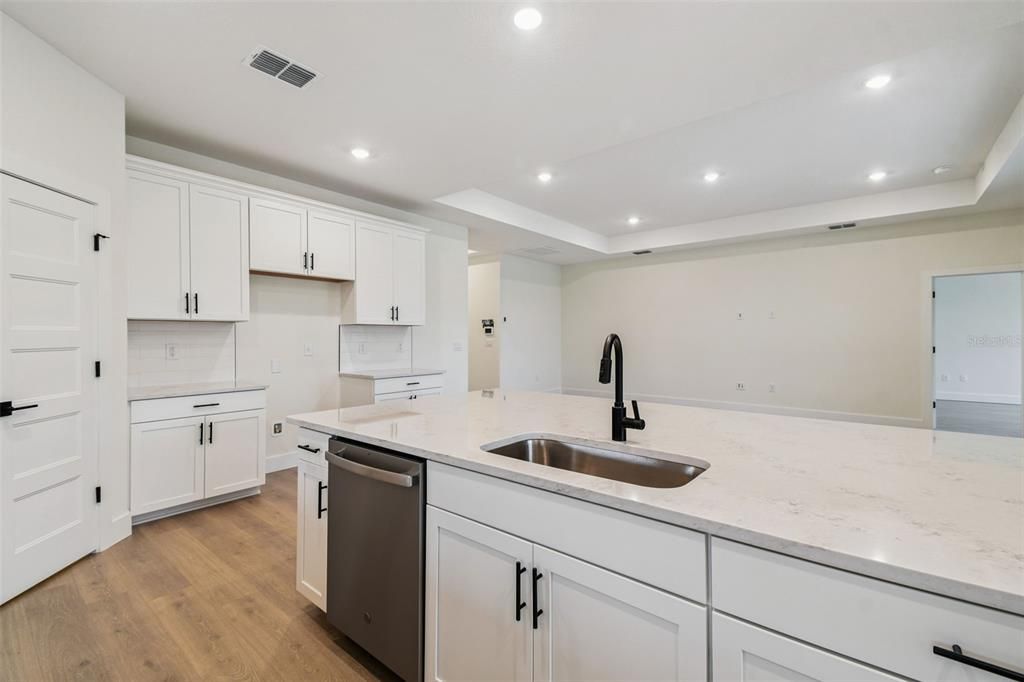 En Venta: $592,990 (3 camas, 2 baños, 2156 Pies cuadrados)