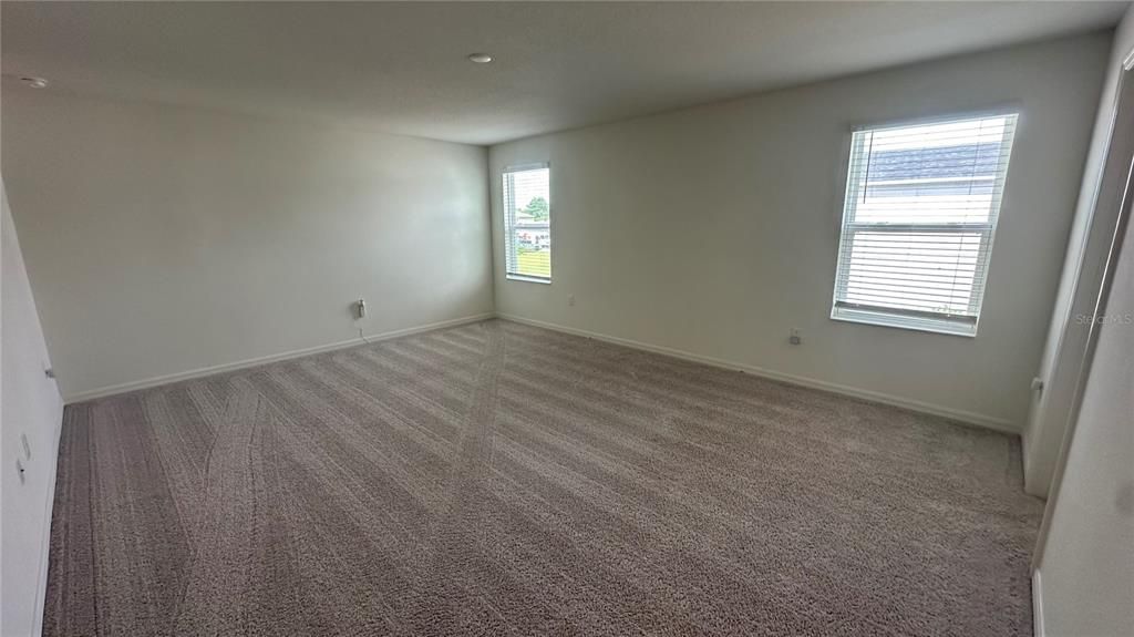 合同活跃: $2,745 (5 贝兹, 3 浴室, 2601 平方英尺)