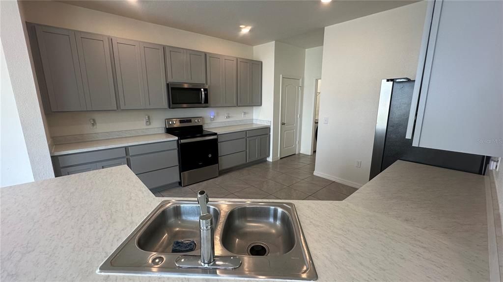 合同活跃: $2,745 (5 贝兹, 3 浴室, 2601 平方英尺)